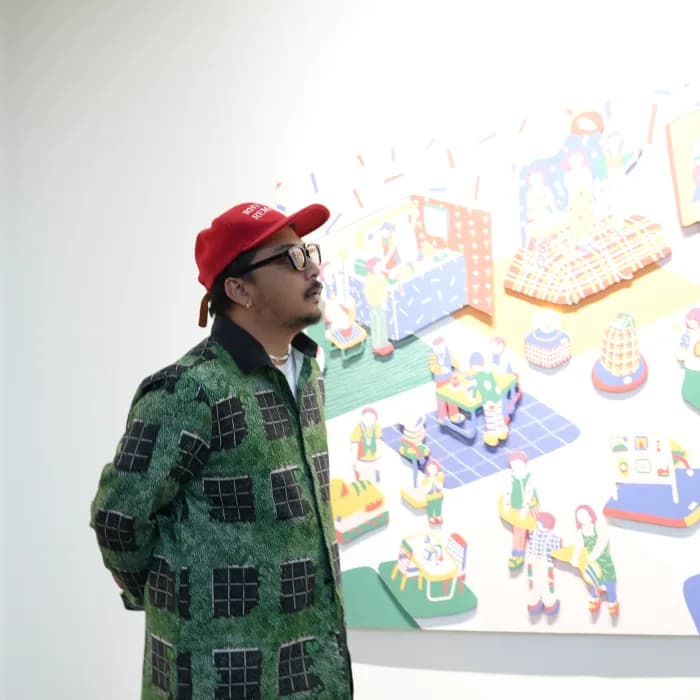 Pengunjung menikmati pameran seni rupa di Run'nShine Jogja tahun lalu