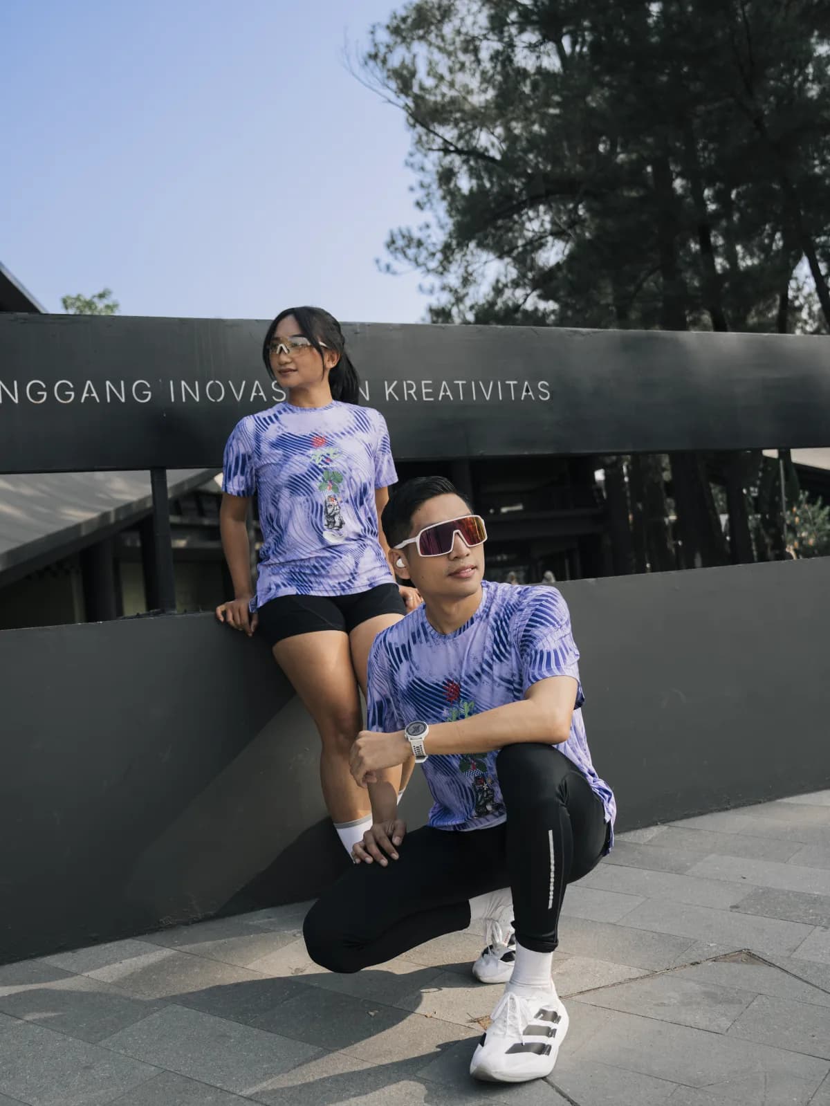Dua pelari memakai jersey Run'nShine 2026 tampak depan di GIK UGM