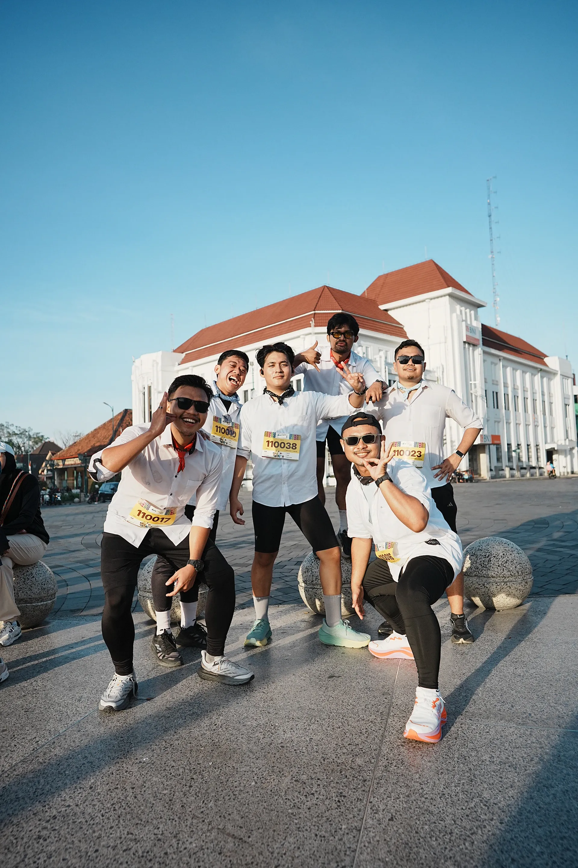 Squad pelari Run'nShine di depan gedung ikonik Yogyakarta