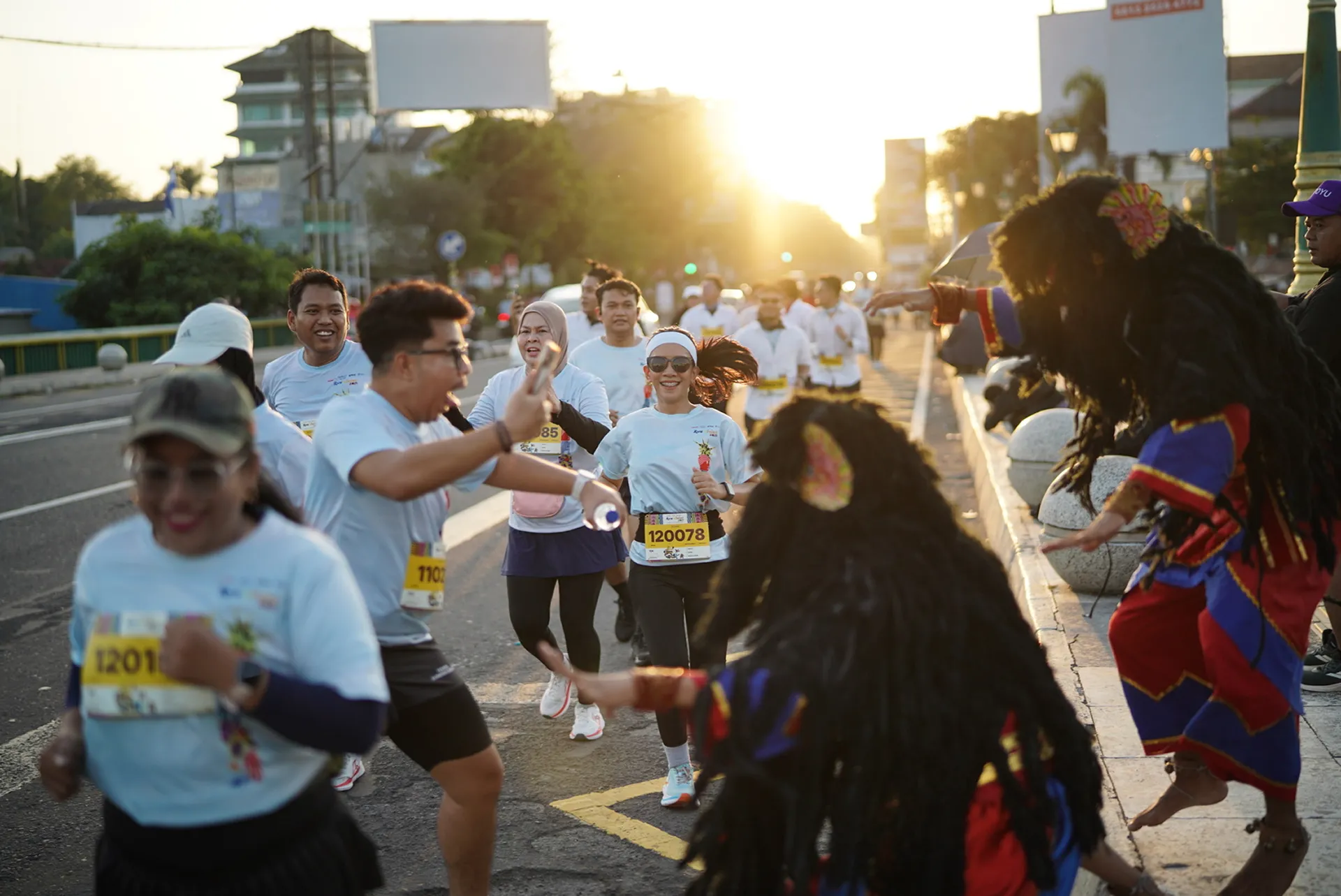 Pelari Run'nShine berpapasan dengan kesenian tradisional Jogja