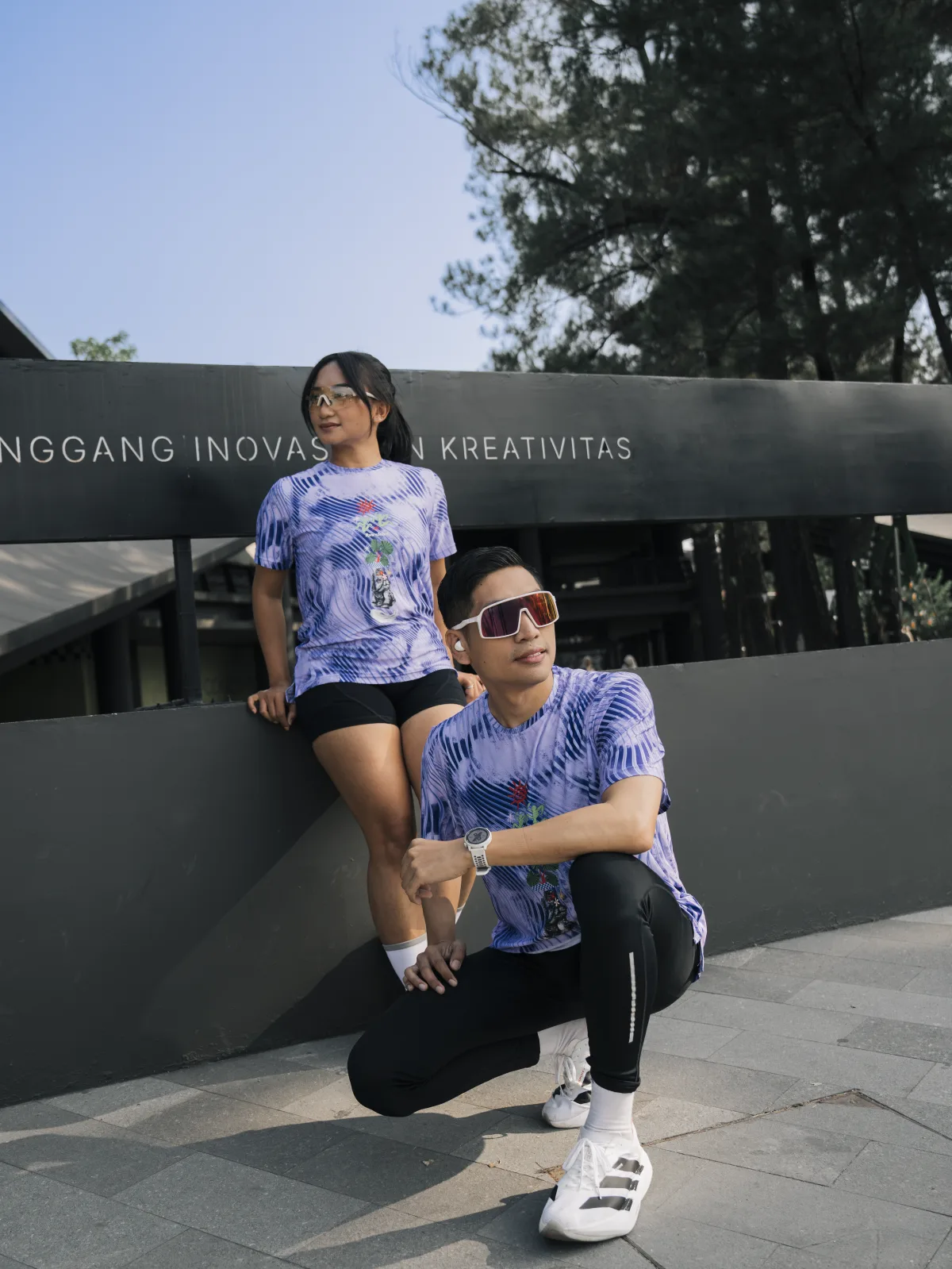 Dua pelari memakai jersey Run'nShine 2026 tampak depan di GIK UGM