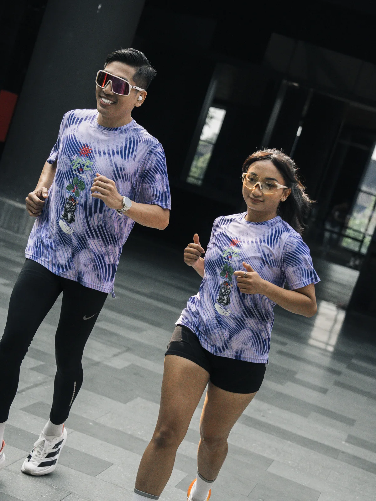 Pelari lari memakai jersey Run'nShine 2026 — superlight dry tech